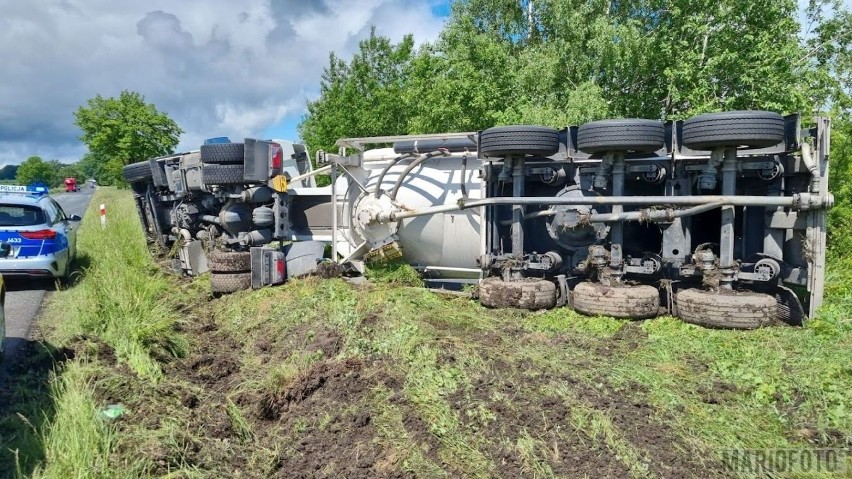 Ciężarówka wioząca cement wypadła z drogi i wywróciła się. Kiedy ją podniosą?