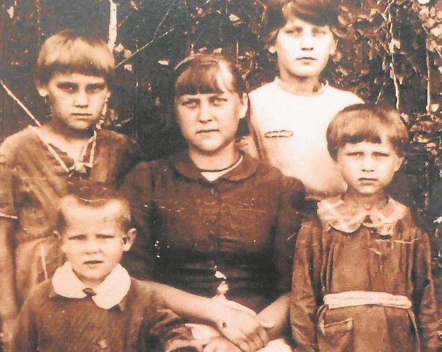Na zdjęciu : od lewej: Honoratka, Rysia, Irka (siedzi), Heniusia i Lucynka przed budynkiem ochronki polskiej w Małej Minusie, 1942 r.