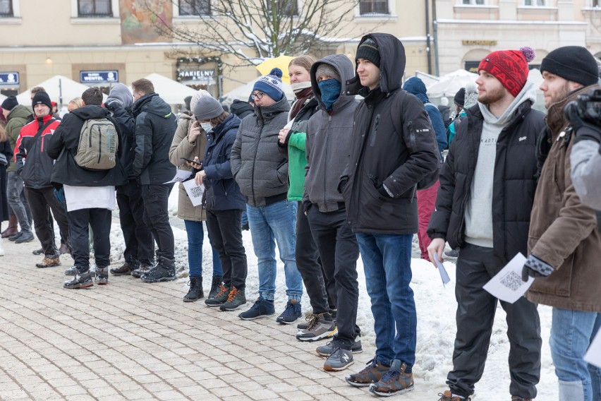 "Wybór nie pobór". Na Rynku Głównym w Krakowie odbył się protest przeciwko powołaniom do wojska