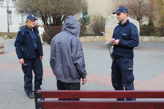 W Strzelcach Opolskich - w ramach dodatkowych służb - mundurowi patrolowali miejsca, gdzie lubiła przesiadywać młodzież i targowisko. W2013 r. dotacja dla policji będzie zmniejszona o połowę.