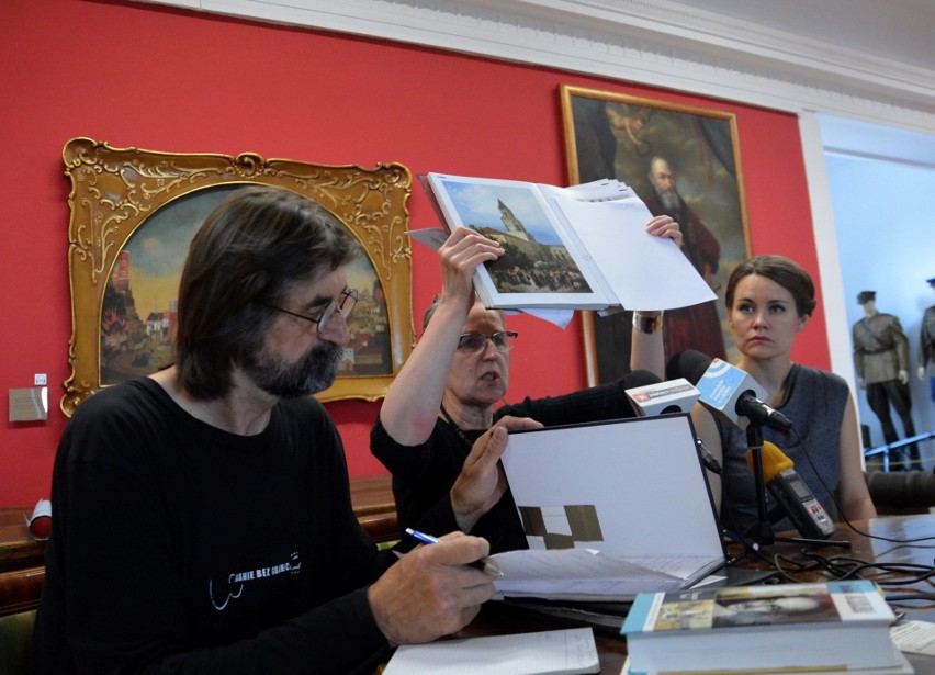Renata Bartnik (w środku) prezentuje pracę Franciszka...