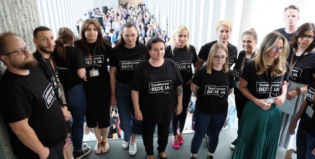 W trakcie uroczystości wręczania awansów przez Marszałka trwał protest pracowników Centrum Spotkania Kultur sprzeciwiających się połączeniu Filharmonii, Teatru Muzycznego i CSK w operę.