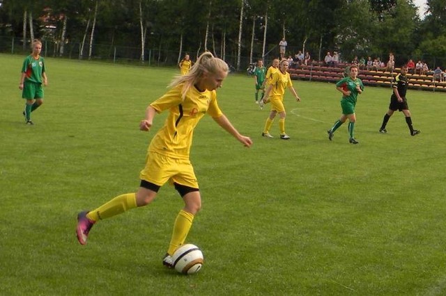 Kamila Ferfecka (z piłką) poradziła sobie na poziomie I ligi.