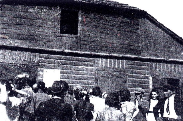 Na wystawie zostanie pokazane między innymi zdjęcie z 1939 roku przedstawiające ludzi na ulicy Puławskiej w Zwoleniu  czytających obwieszczenie o mobilizacji.