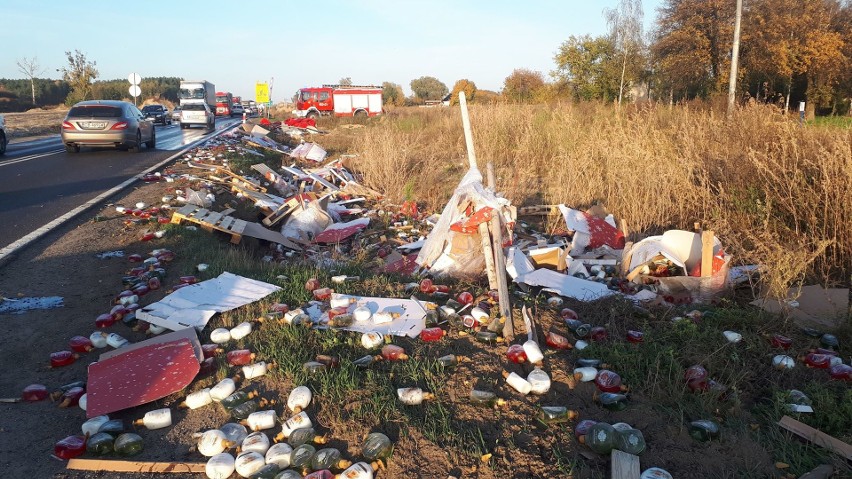 Opakowania mydła w płynie wysypały się z ciężarówki na drogę...