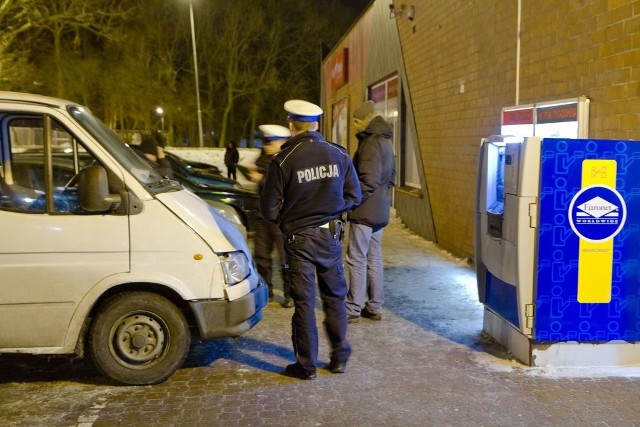 Ta historia wydarzyła się w środowe, późne popołudnie w Kołobrzegu. Na parkingu przed marketem Biedronka przy ul. Wschodniej zaparkował ford transit z trzyosobową rodziną &#8211; małżeństwem i 2,5 &#8211; letnim synkiem.