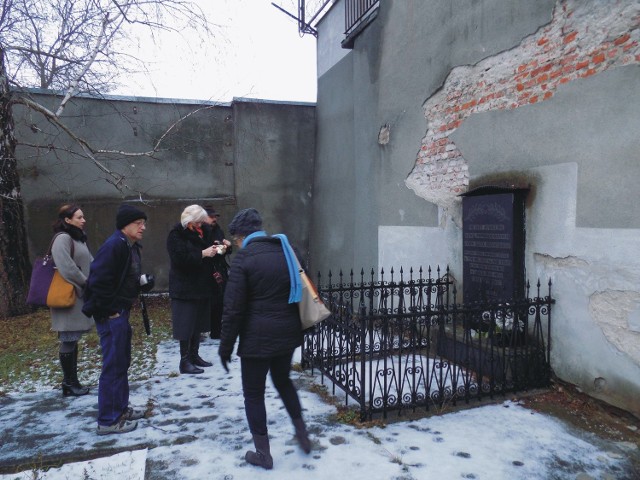 Jak wyjaśnił nam Witold Wołczyk, rzecznik prezydenta Przemyśla, miasto na razie nie ma pieniędzy na remont miejsca pamięci przy ul. Kopernika. Nz. upamiętnienie oglądają goście m.in. z Izraela.