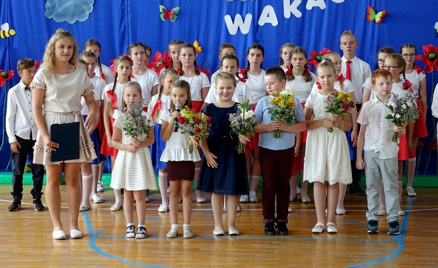 W szkole w Stykowie podziękowali dyrektorce i przywitali wakacje w gminie Brody