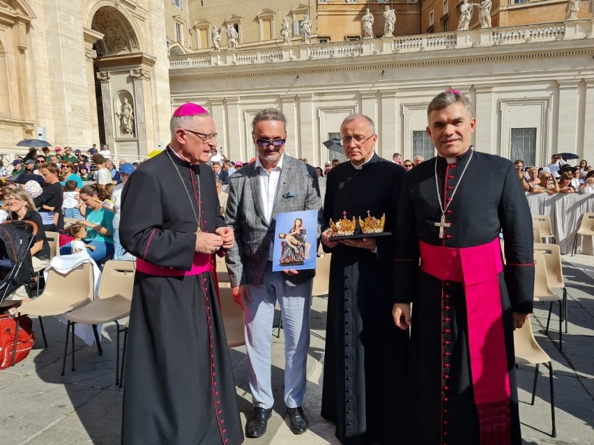 Papież pobłogosławił nowe korony dla skrzatuskiej piety. Pielgrzymka diecezjalna już 18 września