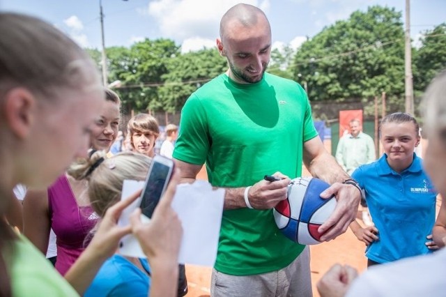 Marcin Gortat w otoczeniu fanów.