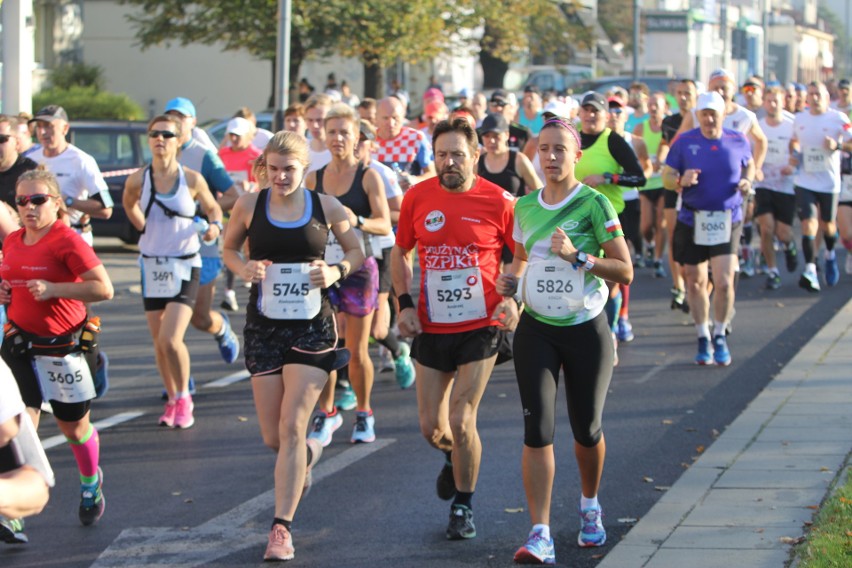 Zdjęcia z maratonu w Poznaniu 2018 - biegacze na pierwszym...