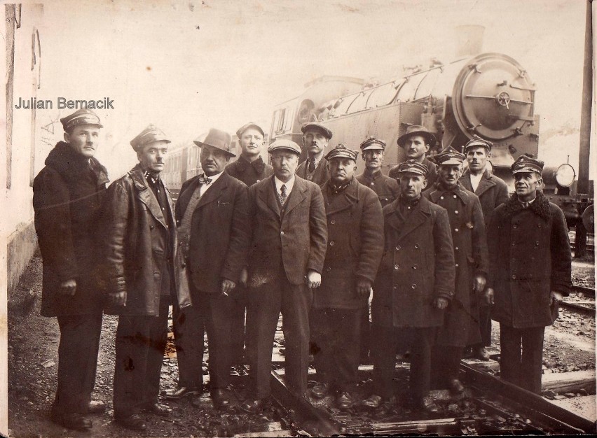 Fotografia kolejarzy ze stacji w Oświęcimiu. Pierwszy od...