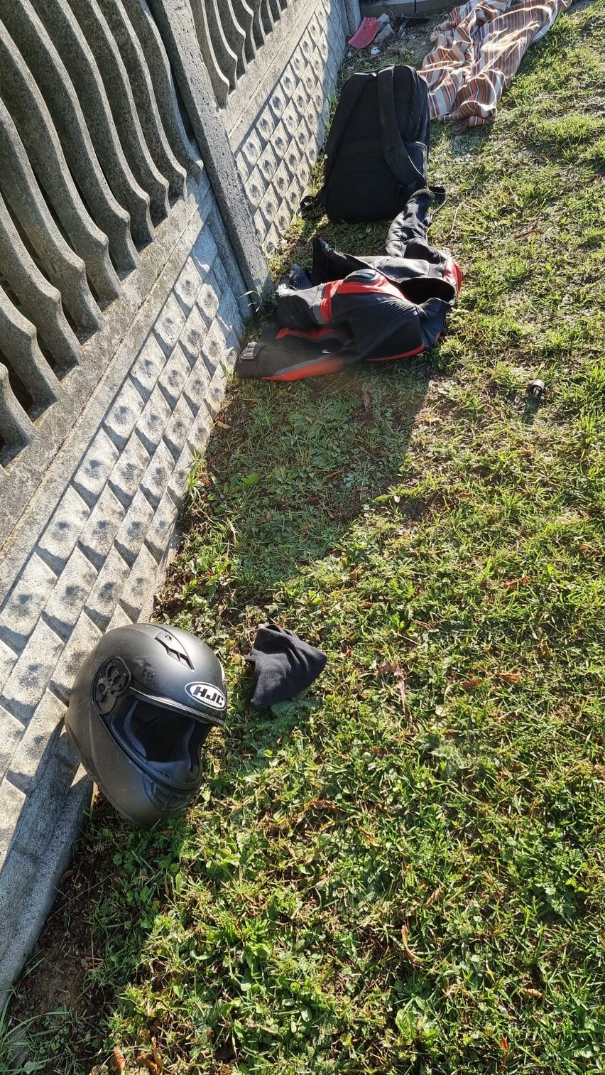 W Brzechowie w gminie Daleszyce młody motocyklista uderzył w betonowe ogrodzenie. Zobacz zdjęcia