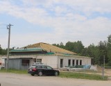 Na nowym dom kultury w Stromcu już budują dach i wstawiają pierwsze okna. Budynek ma być gotowy na koniec tego roku. Zobacz postęp prac 