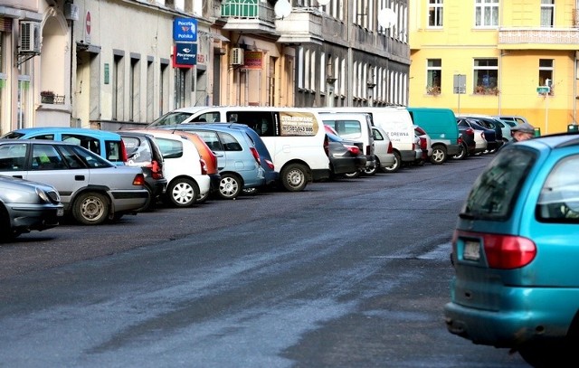 Czy przywrócić strefę płatnego parkowania na ulicy Pocztowej? Zdania są podzielone.