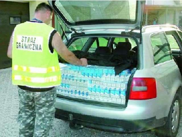 Paczki z przemycanymi papierosami ułożone były na tylnej kanapie i w bagażniku samochodu.