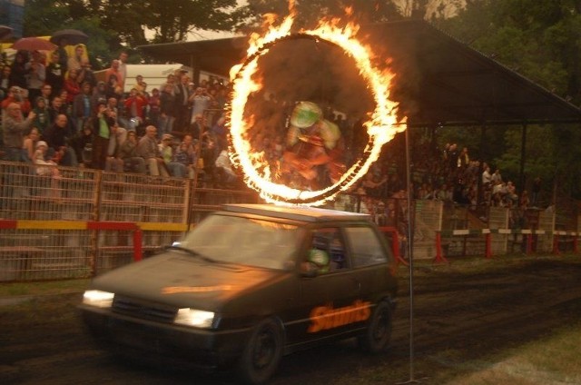 Jedna z najbardziej widowiskowych konkurencji podczas pokazów &#8211; skok z dachu samochodu przez płonącą obręcz! 