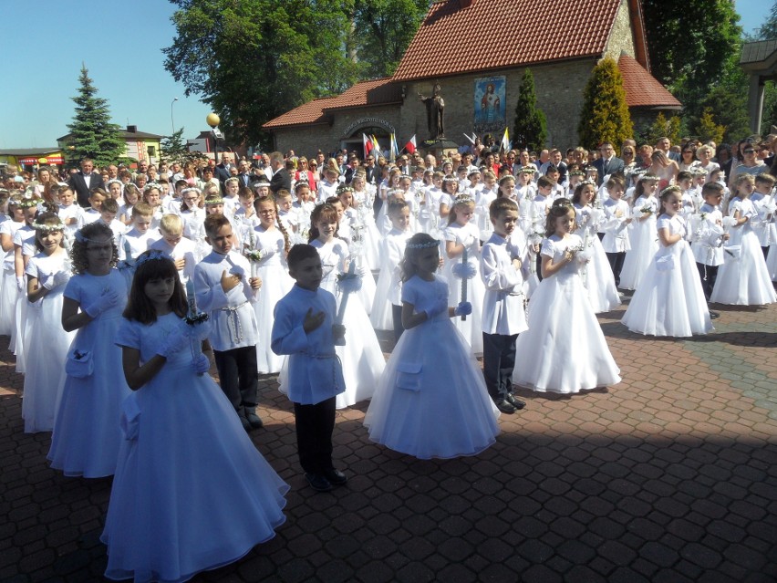 Pierwsza komunia święta w parafii Nawiedzenia NMP w...