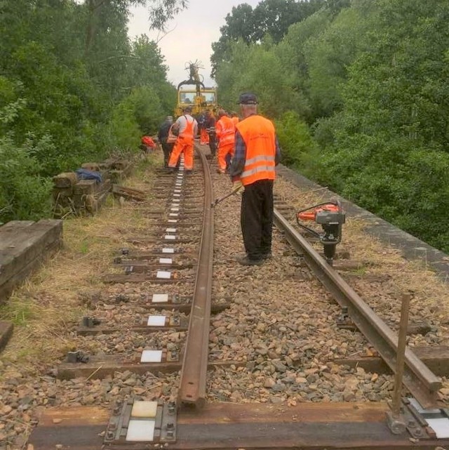 Naprawie ubytku na linii 241. Do piątku ma być wykonana jeszcze stabilizacja toru