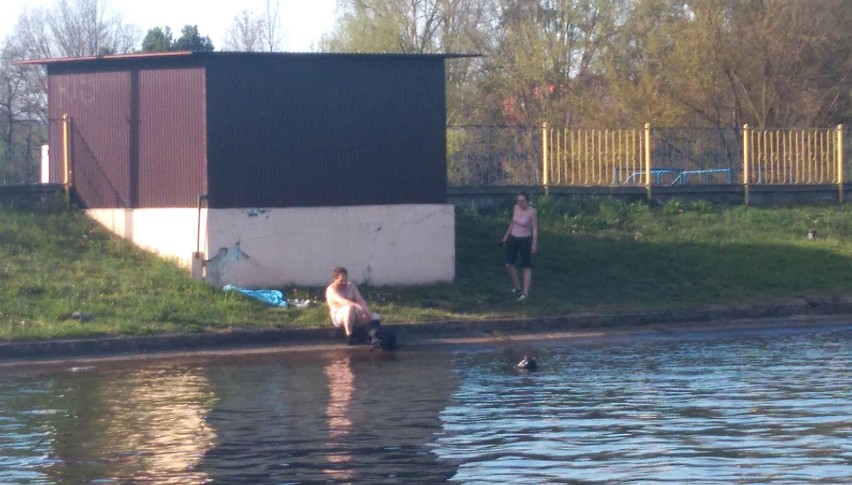 Na zalewie Rejów w Skarżysku pijany mężczyzna o mało się nie utopił. Zobacz niezwykłą akcję ratowniczą [WIDEO]