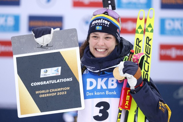 Hanna Oeberg z dumą prezentuje złoty medal zdobyty w biegu ze startu wspólnego.