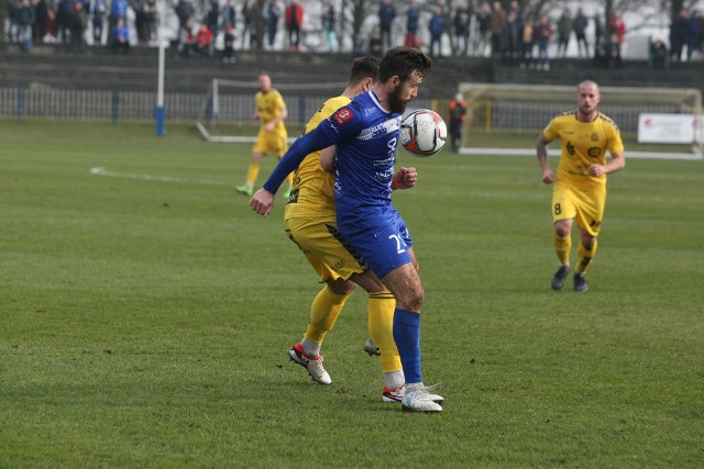 Piłkarze Stilonu Gorzów (niebieskie stroje) byli skuteczniejsi i w derbowym pojedynku z Lechią Zielona Góra zgarnęli trzy punkty.