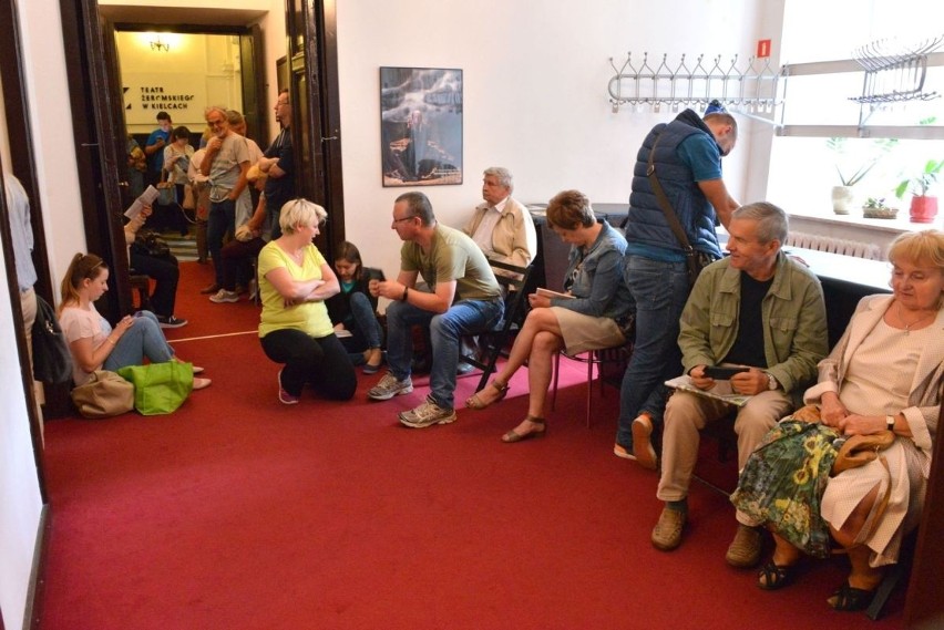 Trwa plebiscyt o Dziką Różę w kieleckim Teatrze Żeromskiego. Tłumy w kolejkach po bilety  (WIDEO)
