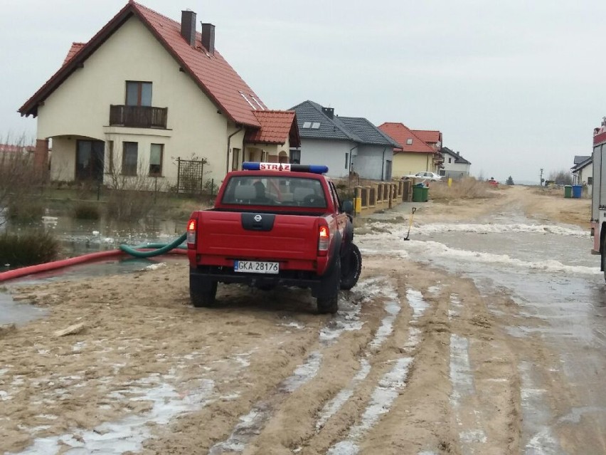 Zalane ulice i posesje w gminie Żukowo. Strażacy przez wiele godzin pompowali wodę w Przyjaźni i Pępowie. Kolejne zgłoszenia [ZDJĘCIA]