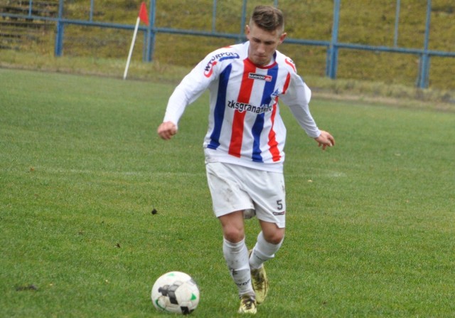 Granat Skarżysko wygrał sparing z ŁKS Łagów 3:0. Przy piłce zawodnik zwycięskiej drużyny, Paweł Markowicz. 