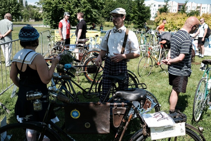 Retroweriada 2017: Zabytkowe rowery w parku Jana Pawła II