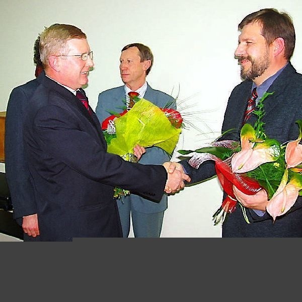 Z kwiatami pospieszyli członkowie klubu  radnych, do którego w gminie należał Mówiński
