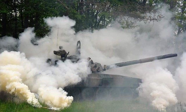 Ochotnicza Straż Pożarna Złocieniec wzięła udział w ćwiczebnym alarmie pożarowym w 2 Brygadzie Zmechanizowanej Legionów im. Marszałka Józefa Piłsudskiego. Ćwiczenia zostały podzielone na dwa epizody: 1. Na drodze leśnej dochodzi do zderzenia dwóch czołgów, jeden z nich zaczyna się palić. Ewakuacja żołnierzy z dwóch pojazdów. 2. Pożar lasu.Zobacz także: Koszalin: pożar w centrum Koszalina, przy budynku byłego Empiku