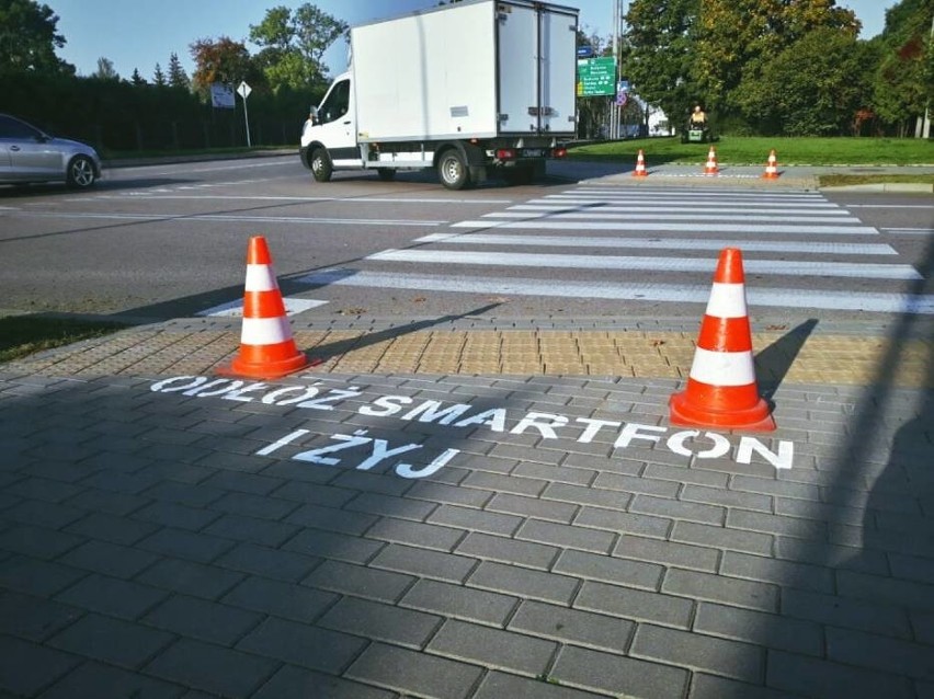 W Suwałkach przed przejściami dla pieszych wykonano napisy "Odłóż smartfon i żyj". Podobnie będzie w innych miastach naszego regionu?