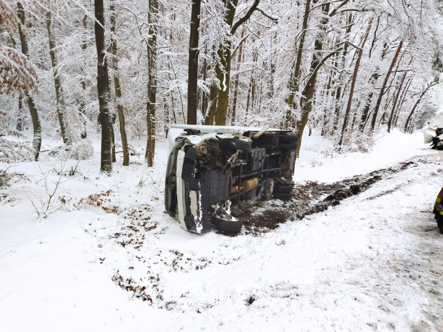 Na drodze krajowej nr 45 w Osowcu doszło do zderzenia dwóch samochodów dostawczych.
