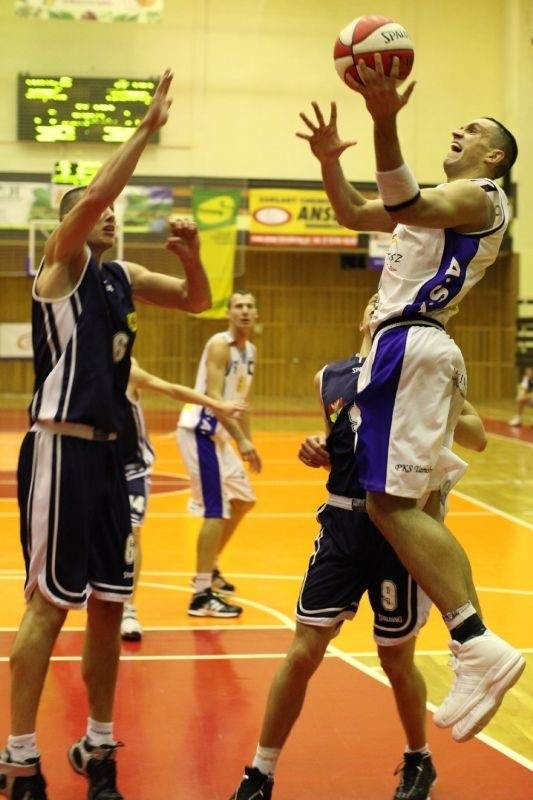 Koszykarze Siarki Tarnobrzeg po stojącym na  przeciętym poziomie spotkaniu pokonali lidera z Dąbrowy Górniczej.