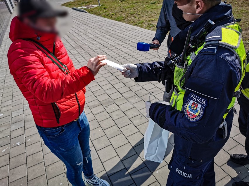Białystok. Policjanci sprawdzali obowiązek zasłaniania twarzy w związku z epidemią koronawirusa. Zapominalscy dostawali maseczki [ZDJĘCIA]