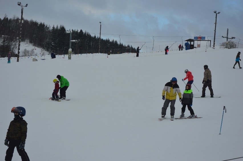 Ośrodek narciarski Koszałkowo-Wieżyca otwarty. Mimo obostrzeń, chętnych nie brakuje [zdjęcia]