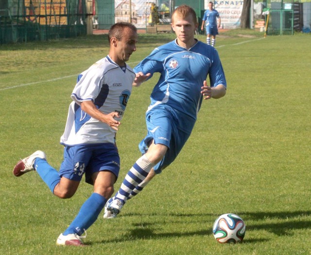Tomasz Turczyk (z lewej) strzelił jedynego zwycięskiego gola dla Szydłowianki w meczu z Żyrardowianką Żyrardów. 