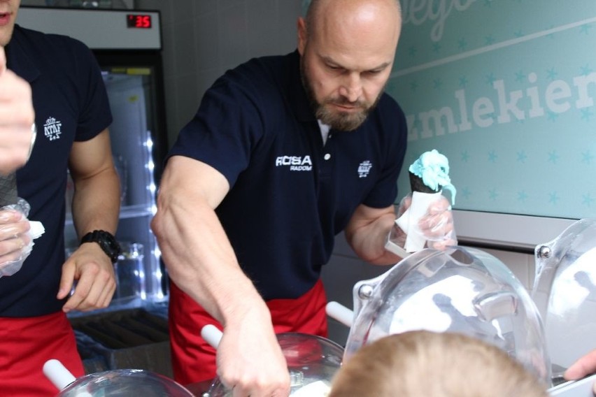 Koszykarze Rosy Radom sprzedawali lody, aby pomóc choremu trenerowi