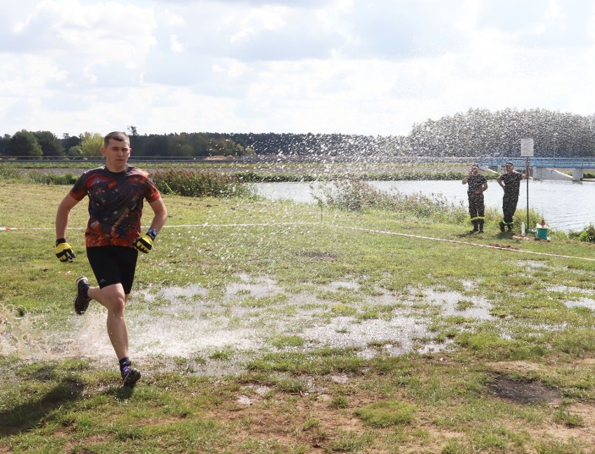 Zawodnicy na trasie ekstremalnego biegu z przeszkodami RUN-Jagodno nad zbiornikiem Jagodno w gminie Przytyk. Zobaczcie zdjęcia