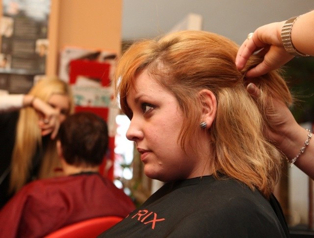 W studiu fryzjersko-kosmetycznym La Fame niektórzy już wczoraj testowali sylwestrowe fryzury. Pani Ilona zastanawia się, na jakie upięcie włosów się zdecydować.