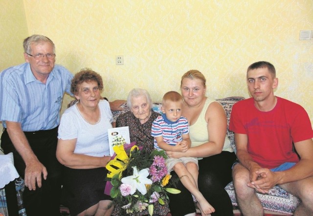Jubilatka Stefania Słomińska z Bysławka (w środku z kwiatami) w otoczeniu  najbliższej rodziny podczas uroczystości