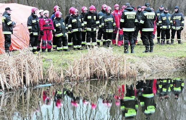 Strażacy nad oczkiem wodnym po raz kolejny ćwiczyli ratowanie osób tonących.