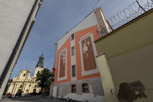 Tak prezentuje się mural, który powstał na ścianie budynku administracyjnego Oddziału Zewnętrznego Aresztu Śledczego w Bydgoszczy-Fordonie od strony ul. Zakładowej. Mural jest częścią projektu "Nie poddać się, a zwyciężyć" realizowanego w ramach wydarzenia "Jedno Miasto Trzy Kultury". 