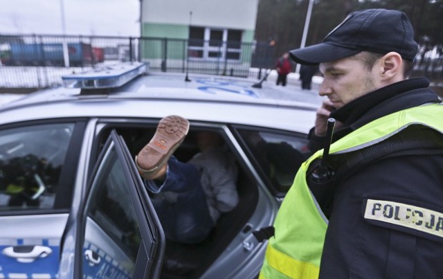 (pij)Do zdarzenia doszło w poniedziałek, 11 stycznia na ul. Kostrzyńskiej w Zielonej Górze. Policjanci dostali informację o kierowcy toyoty, który jadąc zygzakiem zajeżdżał drogę innym samochodom. Zgłaszający podejrzewali, że mężczyzna jest pijany.I rzeczywiście, na ul. Kostrzyńskiej policjanci zauważyli ciemnoniebieską toyotę avensis. Próbowali zatrzymać kierowcę. Do akcji włączył się również celnik. Chciał uniemożliwić kierowcy ucieczkę. Wtedy ten ruszył autem prosto na niego i próbował przejechać. Po chwili cofając wjechał w interweniujący radiowóz. Chciał zepchnąć auto na pobocze i uciec, ale nie udało mu się.Policjanci wyciągnęli kierowcę z toyoty. 38-letni Piotr S. był agresywny, zaczął szarpać się z policjantami. Funkcjonariusze musieli go przewrócić i obezwładnić. Nie uspokoił się nawet, gdy został skuty kajdanki. W radiowozie uderzał głową w m.in. szybę. Nie skorzystał z pomocy wezwanego na miejsce pogotowia ratunkowego.Kiedy 38-latek dmuchnął w alkomat okazało się, że ma niemal trzy promile alkoholu. Piotr S. odpowie za prowadzenie po pijanemu, spowodowanie kolizji, próbę ucieczki oraz próbę przejechania celnika.