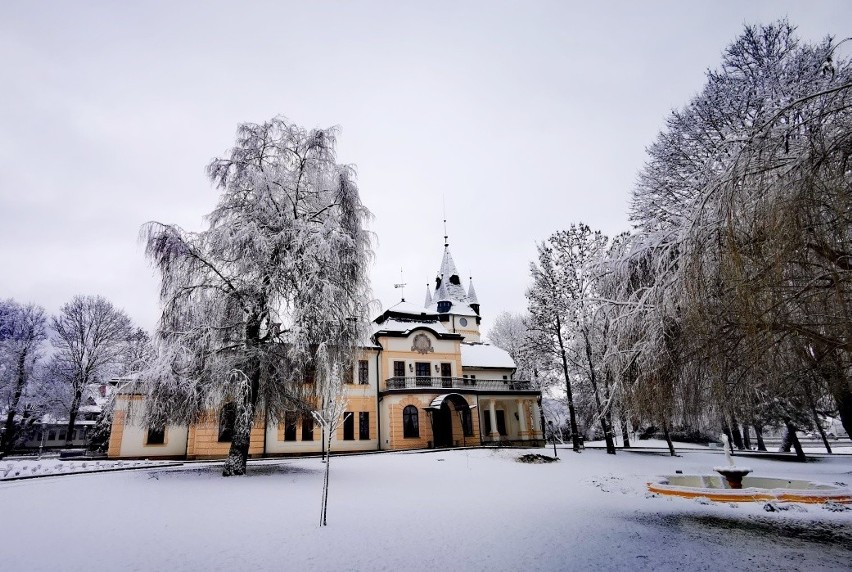 Pałac w Olszanicy na Podkarpaciu w zimowej scenerii. Cóż za piękny krajobraz [ZDJĘCIA]