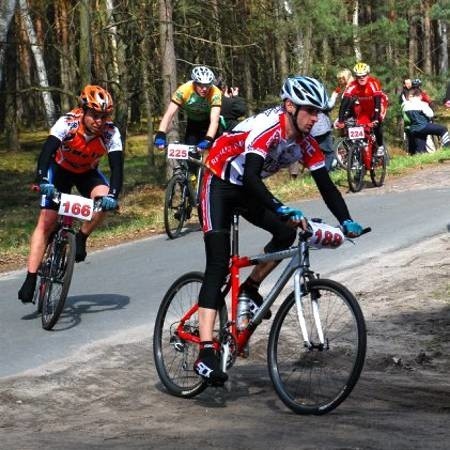 Zielonogórzanin Jacek Skrypnik zostal dziś zwyciezcą pierwszego szosowego wyścigu kolarskiego ,,Pieklo Przytoku&#8221;. Impreza organizowana przez ognisko TKKF Cyklomaniak wzorowana byla na slynnym klasyku Pucharu Świata Paryz - Roubaix, czyli tzw. Piekle Pólnocy. Cykliści rywalizowali na niespelna 70-kilometrowej trasie, z czego az 28 km to kocie lby, pamietające XVIII wiek. W zawodach obserwowanych przez kilkuset kibiców (wśród nich byl  szosowy wicemistrz świata z 2000 r. Zbigniew Spruch) wystartowalo 80 zawodników z Ziemi Lubuskiej i sąsiednich województw.