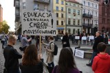 Toruńska demonstracja „TAK dla edukacji seksualnej!”. Odpowiedź m.in. na sejmowe prace dotyczące projektu „Stop pedofilii”