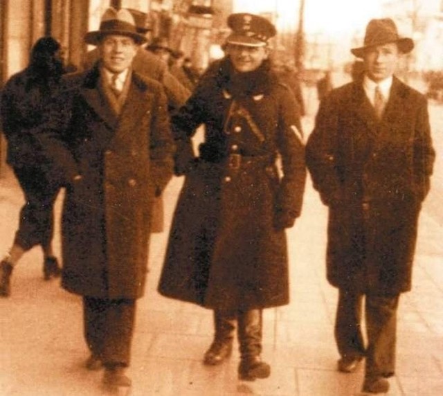 Henryk Zwitek (z lewej) z kolegami na ul. Lipowej, 1933 r.