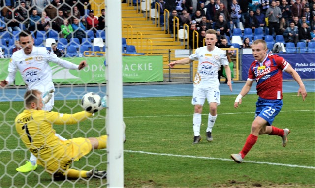 PGE Stal Mielec pokonała na własnym stadionie drużynę Rakowa Częstochowa. Mecz zakończył się wynikiem 3:1 (2:0) dla mielczan. Czytaj więcej o meczu.